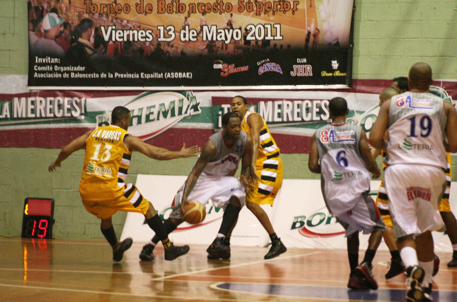 Christopher Moore debutante por La Cancha recibe la defensa de jugadores del Don Bosco